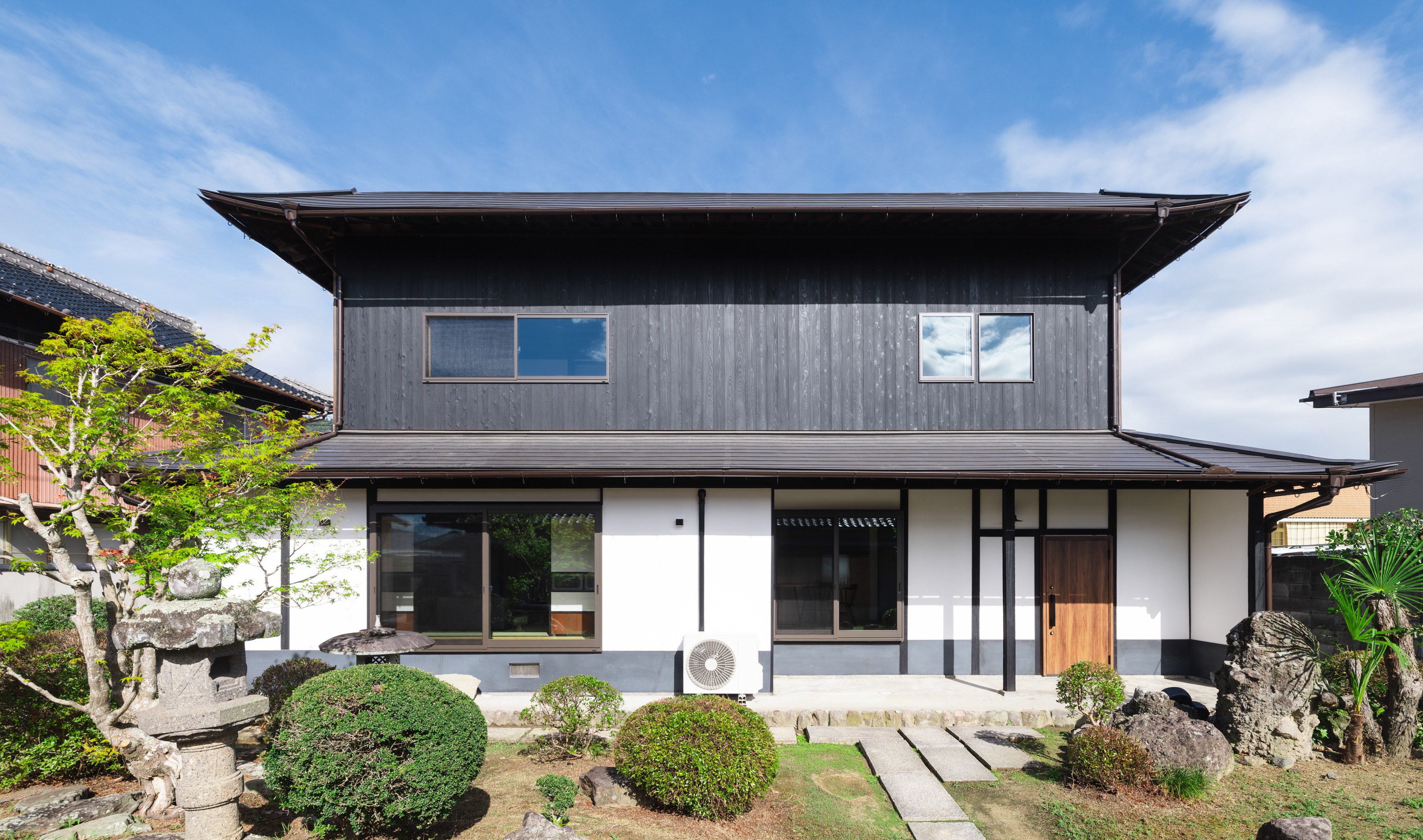 LiebenMut Traditional Japanese House - Front Garden and Entrance